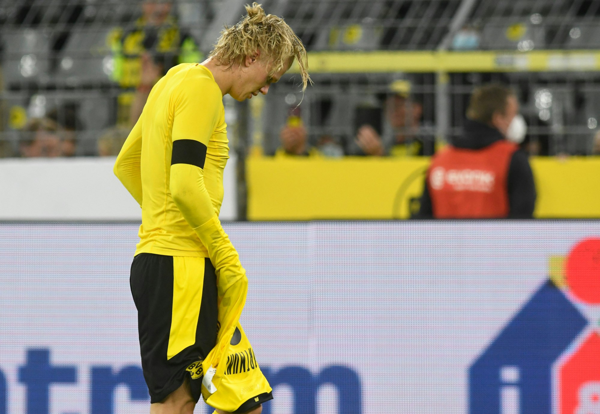 Dortmunds Stürmer Erling Haaland verlässt nach der Supercup-Niederlage gegen Bayern den Platz.