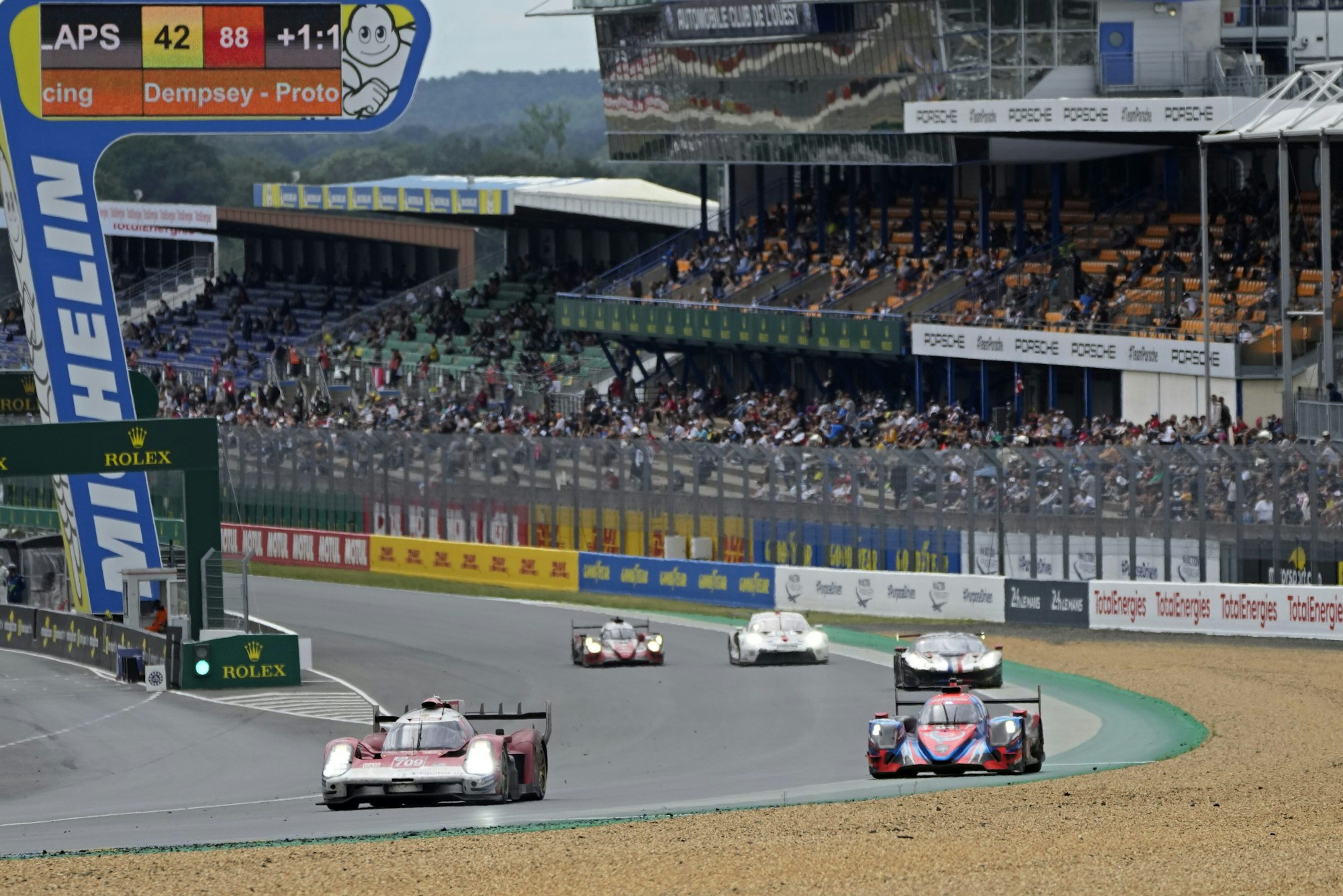 Autos auf der Start-Ziel-Gerade beim 24-Stunden-Rennen von Le Mans