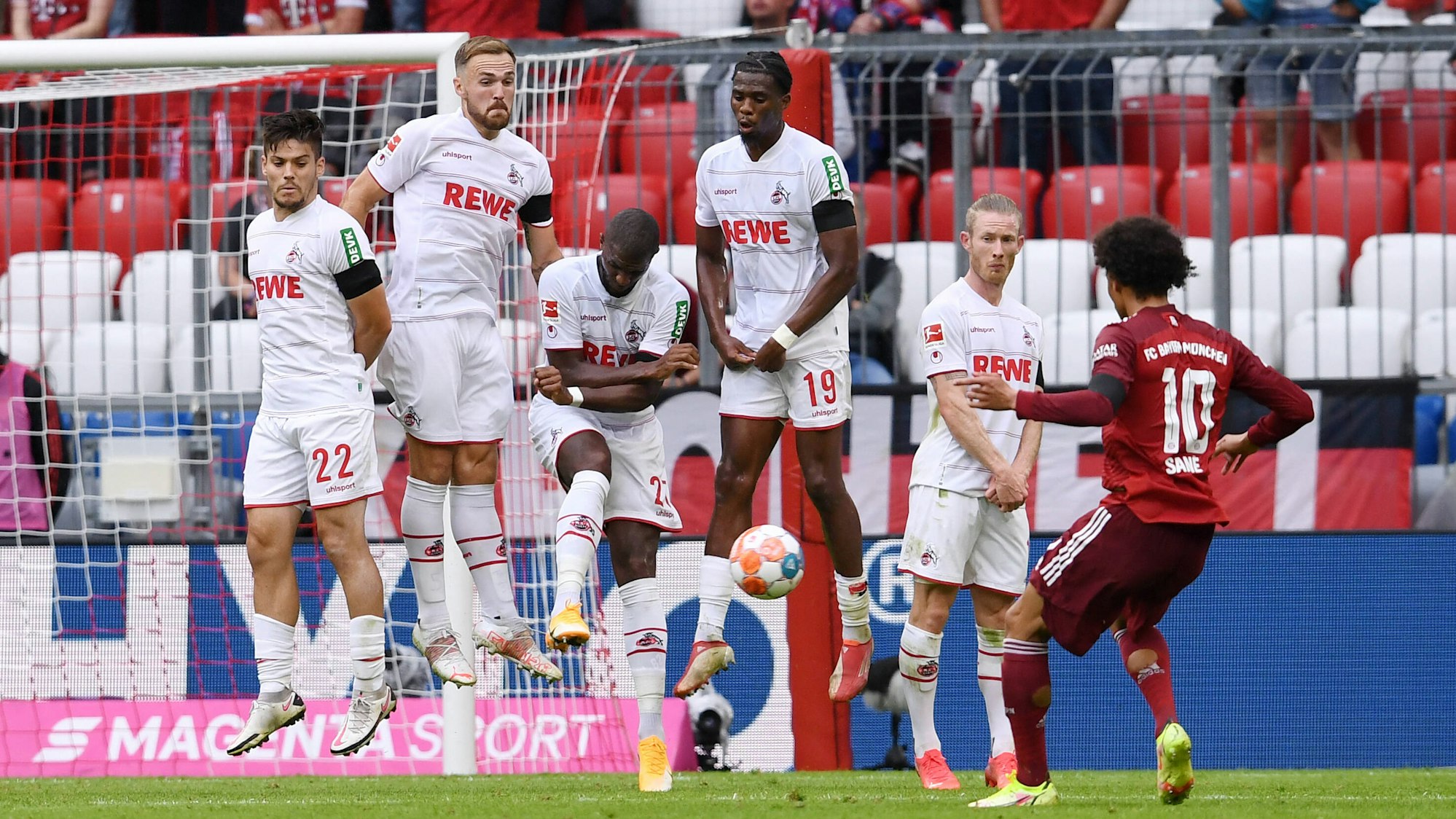 Leroy Sané scheitert mit seinem Freistoß an der Kölner Mauer.