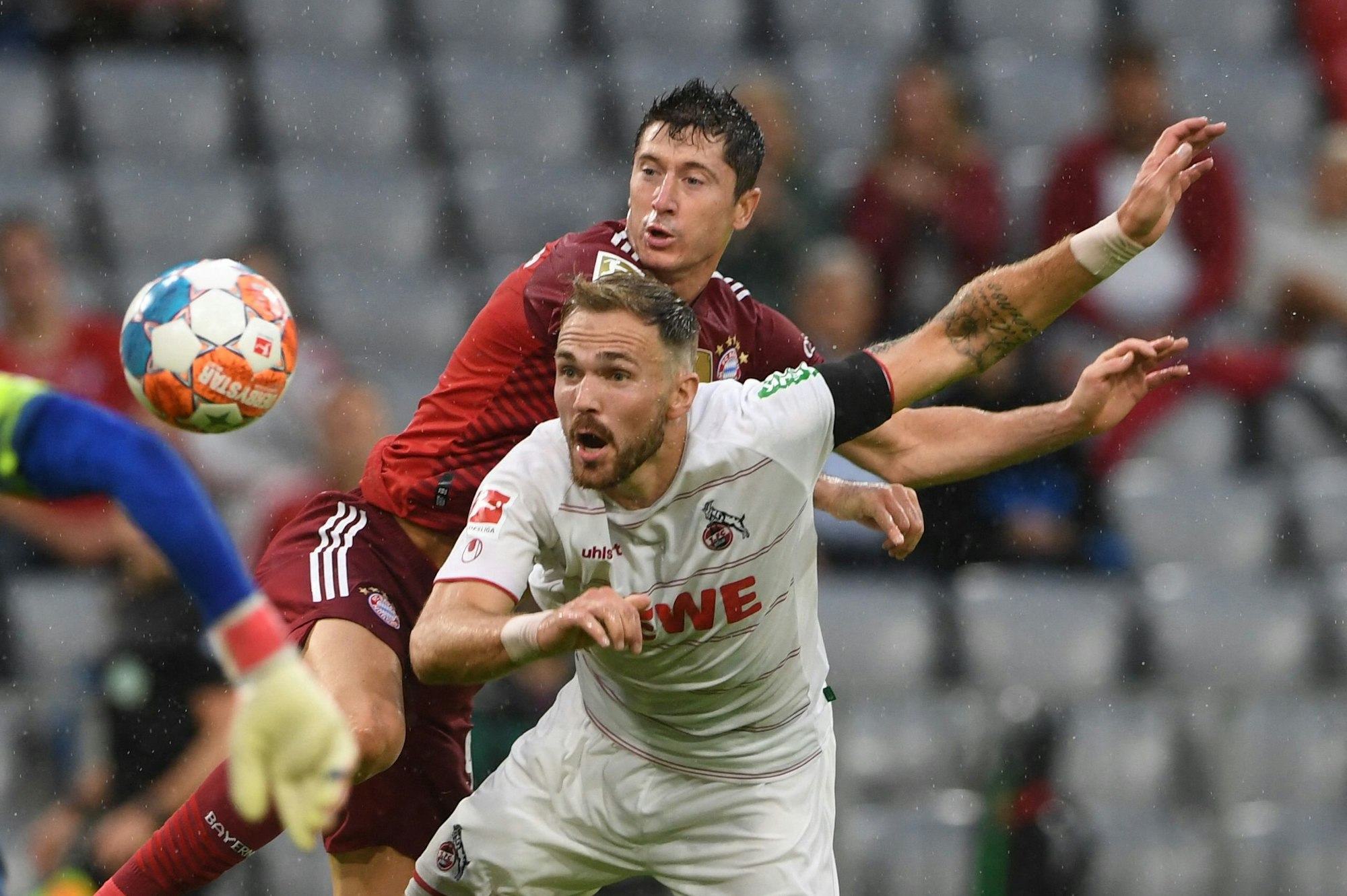 Rafael Czichos vom 1. FC Köln im Duell mit Bayerns Robert Lewandowski.
