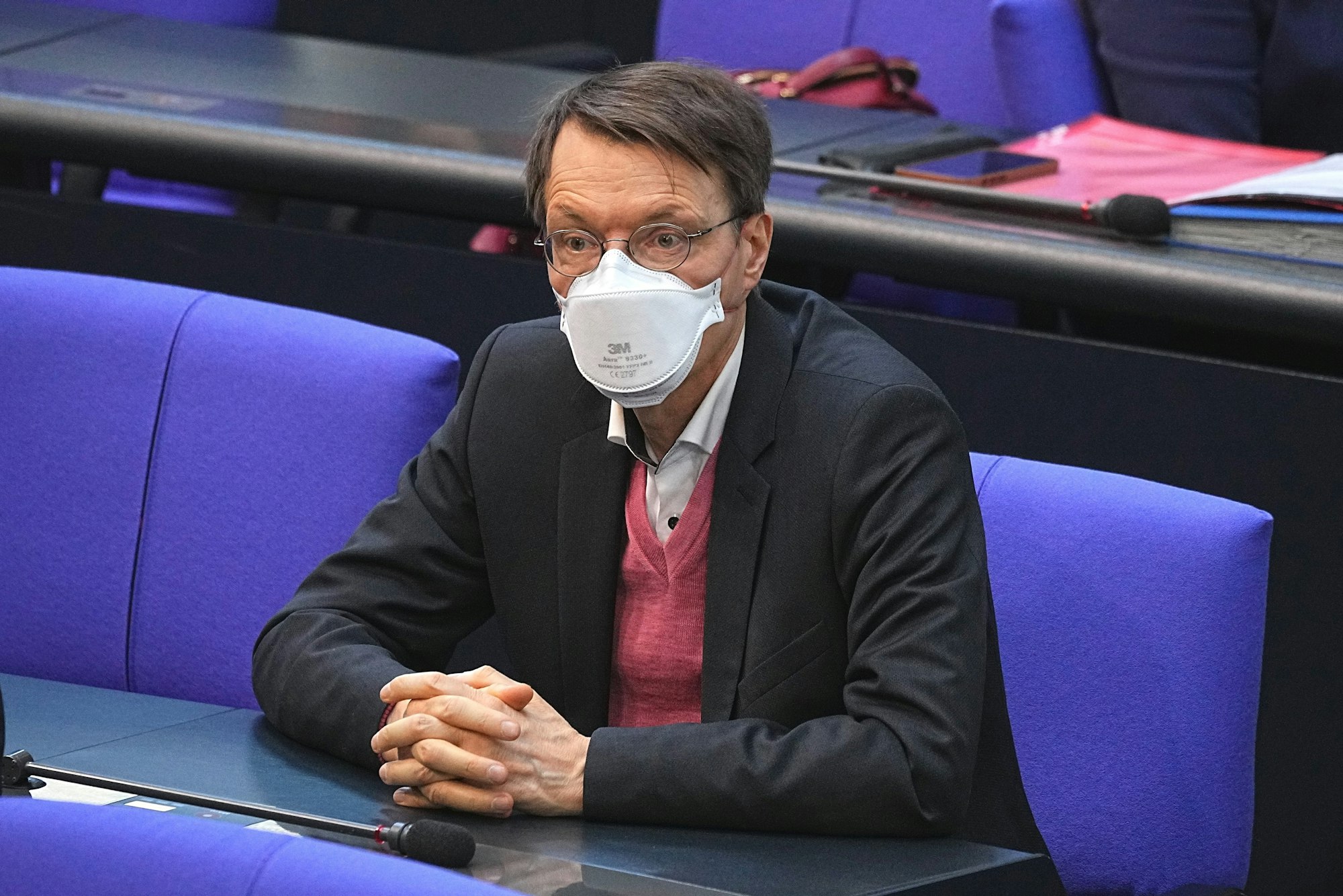 Karl Lauterbach (SPD), Gesundheitsexperte, nimmt der Sitzung des Bundestags teil.