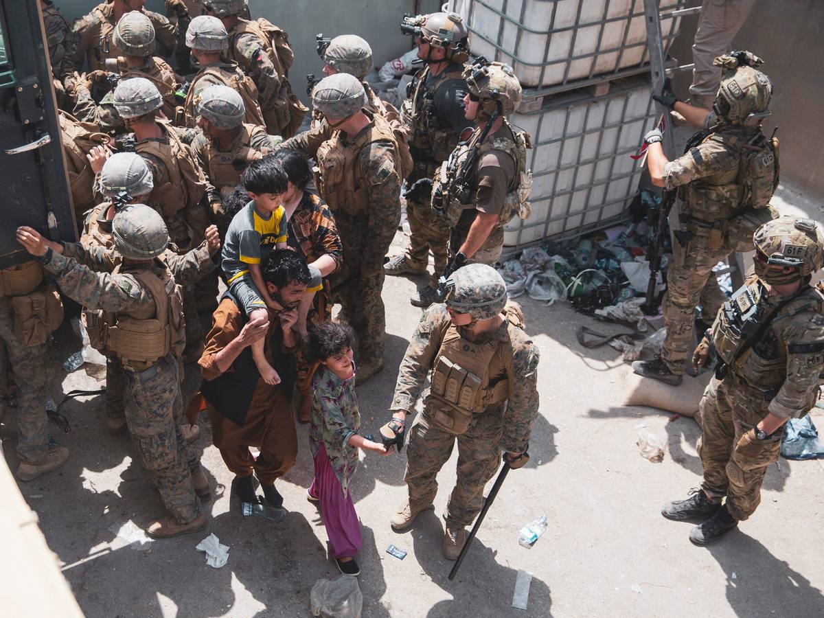 US-Soldaten und norwegische Soldaten kontrollieren am 20. August 2021 den Zugang am Flughafen in Kabul.