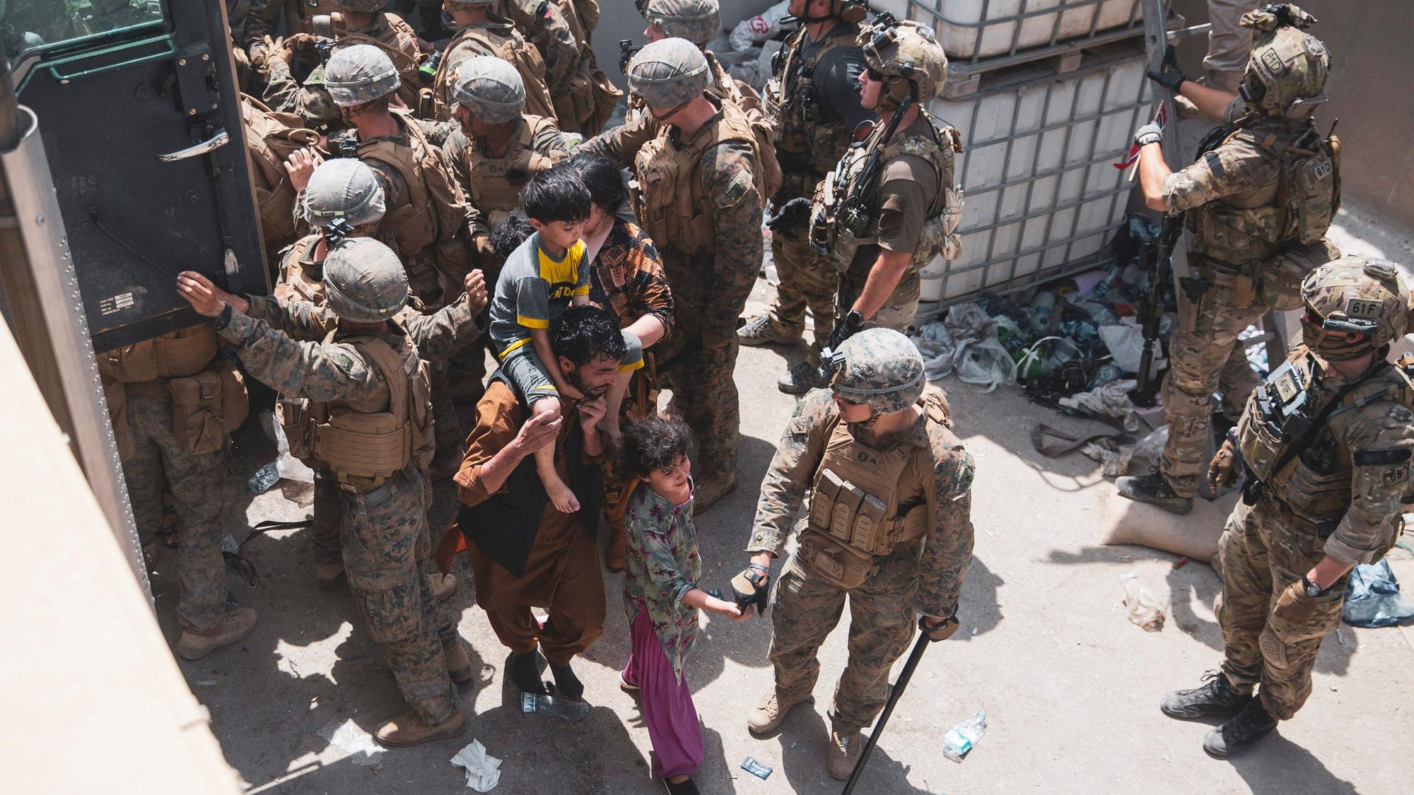 US-Soldaten und norwegische Soldaten kontrollieren am 20. August 2021 den Zugang am Flughafen in Kabul.