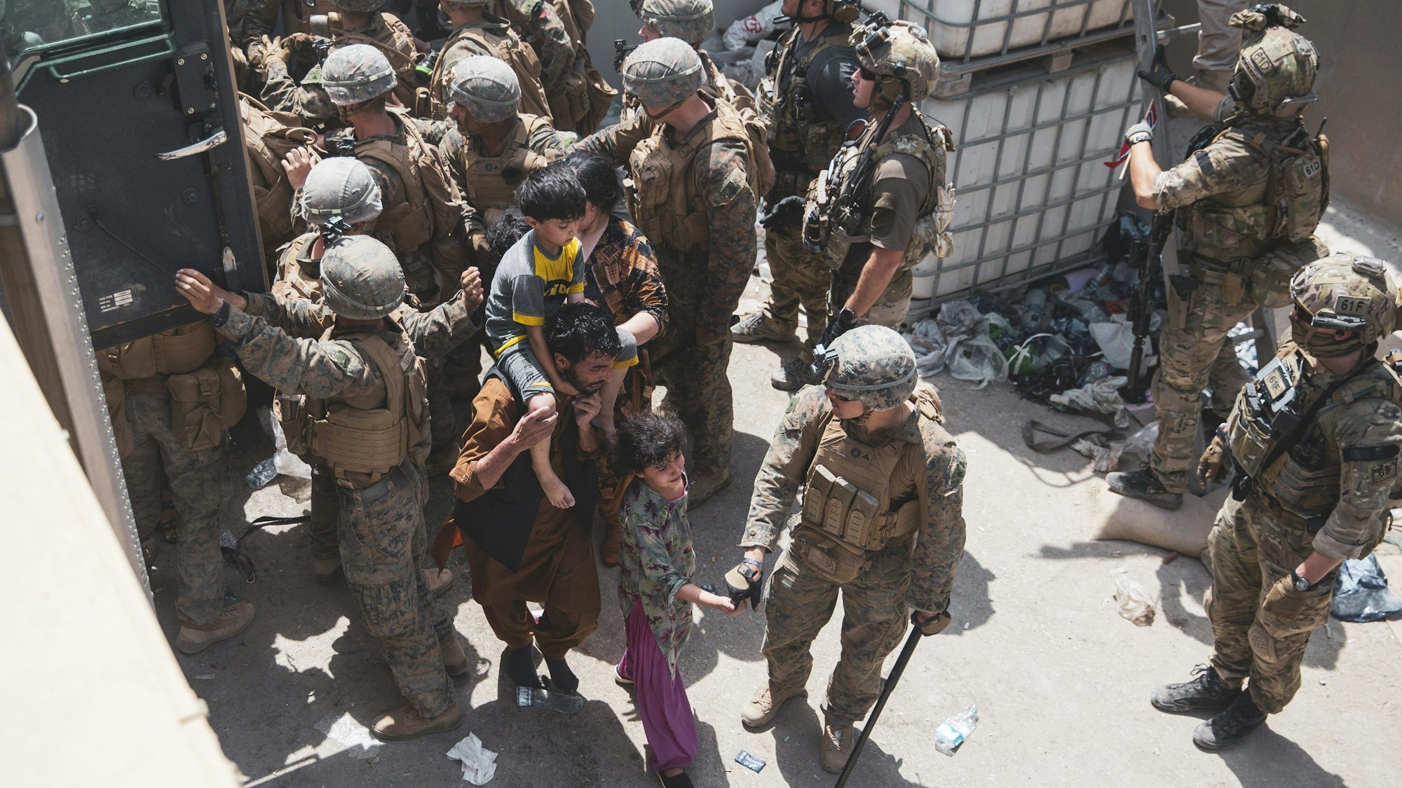 US-Soldaten und norwegische Soldaten kontrollieren am 20. August 2021 den Zugang am Flughafen in Kabul.