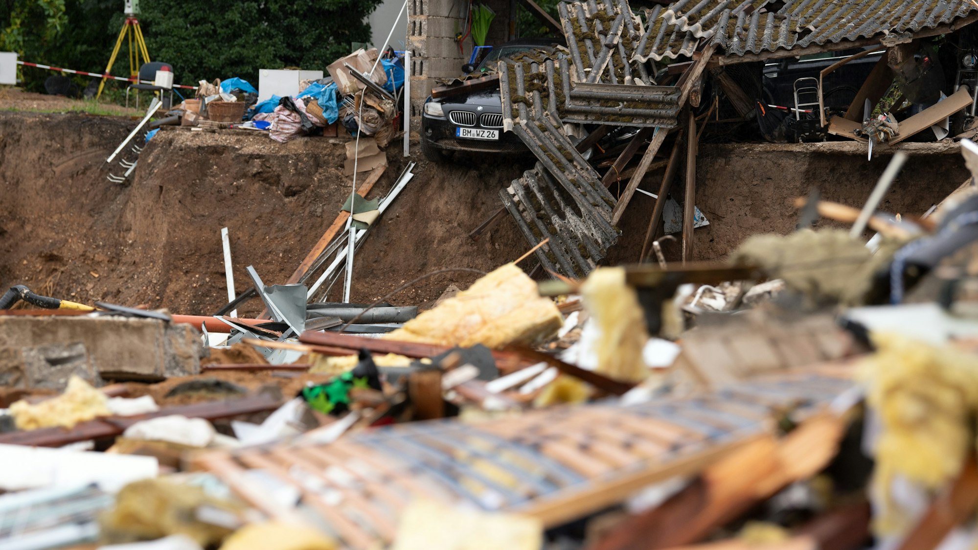 Die Feuerwehr soll trotz Warnungen zur Flut in Erftstadt nicht direkt reagiert reagiert haben. Auf dem Foto sind Trümmer von Häusern in Erftstadt zu sehen.