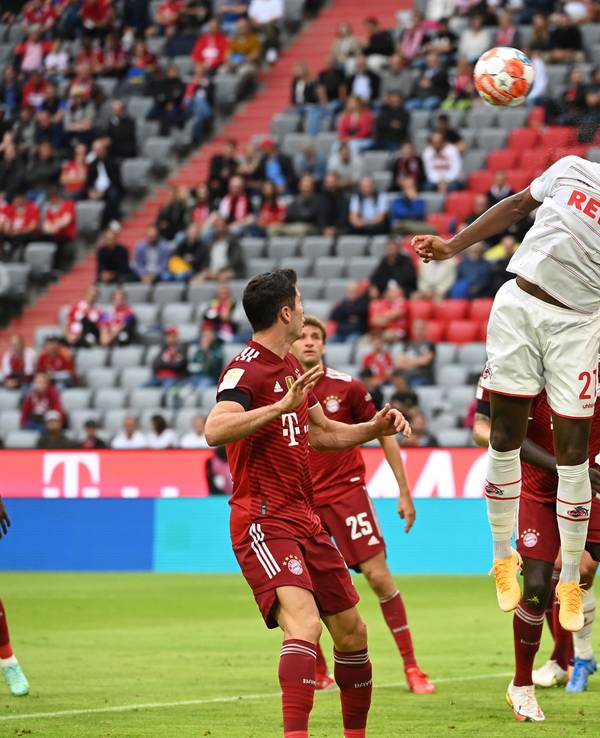 Bayerns Torwart Manuel Neuer in Aktion gegen Anthony Modeste von Köln.