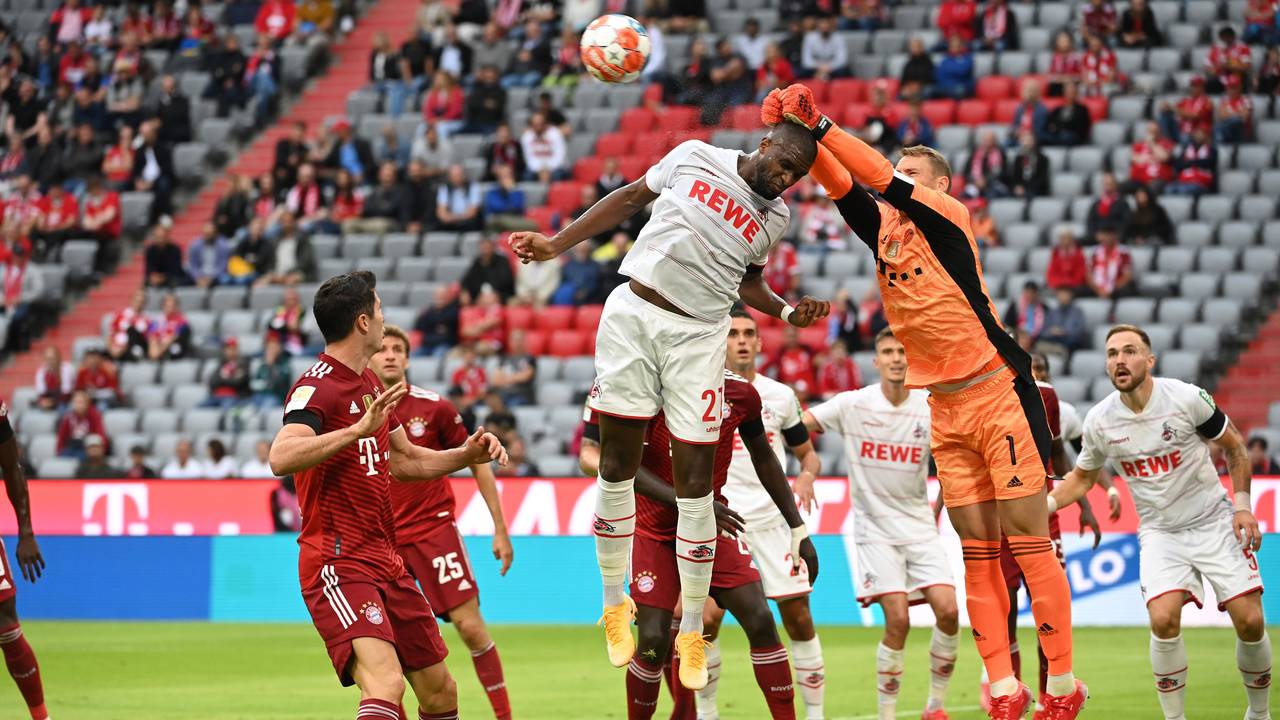 Bayerns Torwart Manuel Neuer in Aktion gegen Anthony Modeste von Köln.