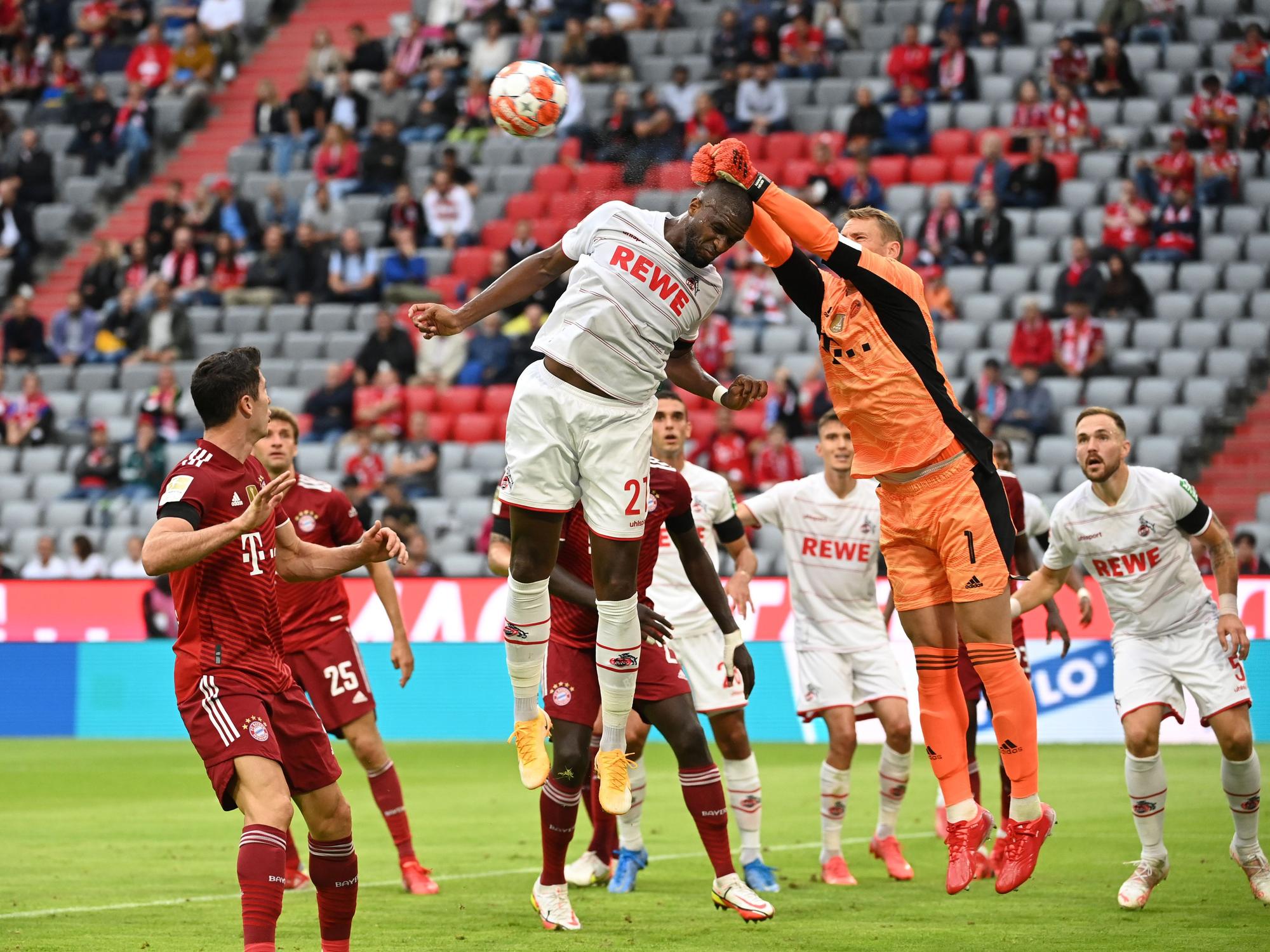 Bayerns Torwart Manuel Neuer in Aktion gegen Anthony Modeste von Köln.