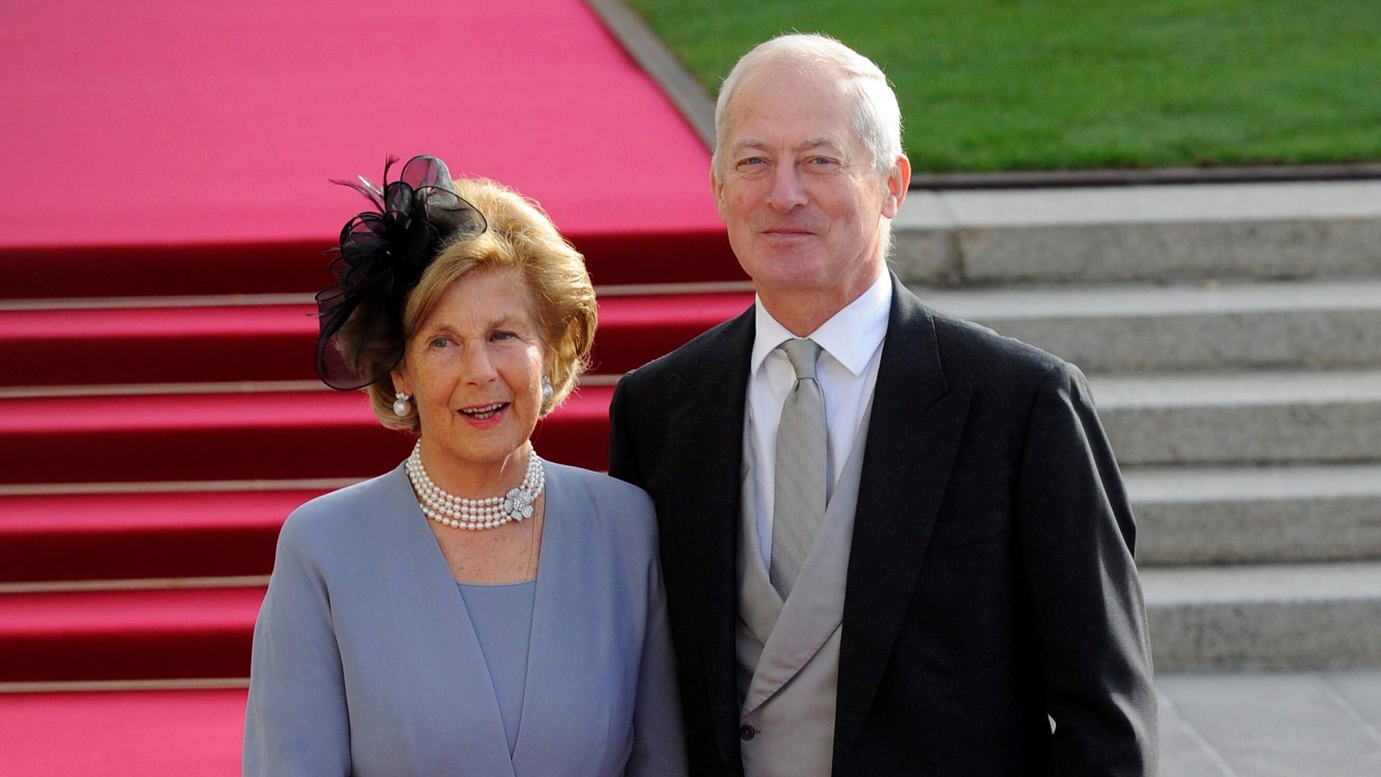 Fürst Hans-Adam II. von und zu Liechtenstein und seine Frau Fürstin Marie kommen bei der kirchlichen Trauung von Prinz Guillaume am 20. Oktober 2012.