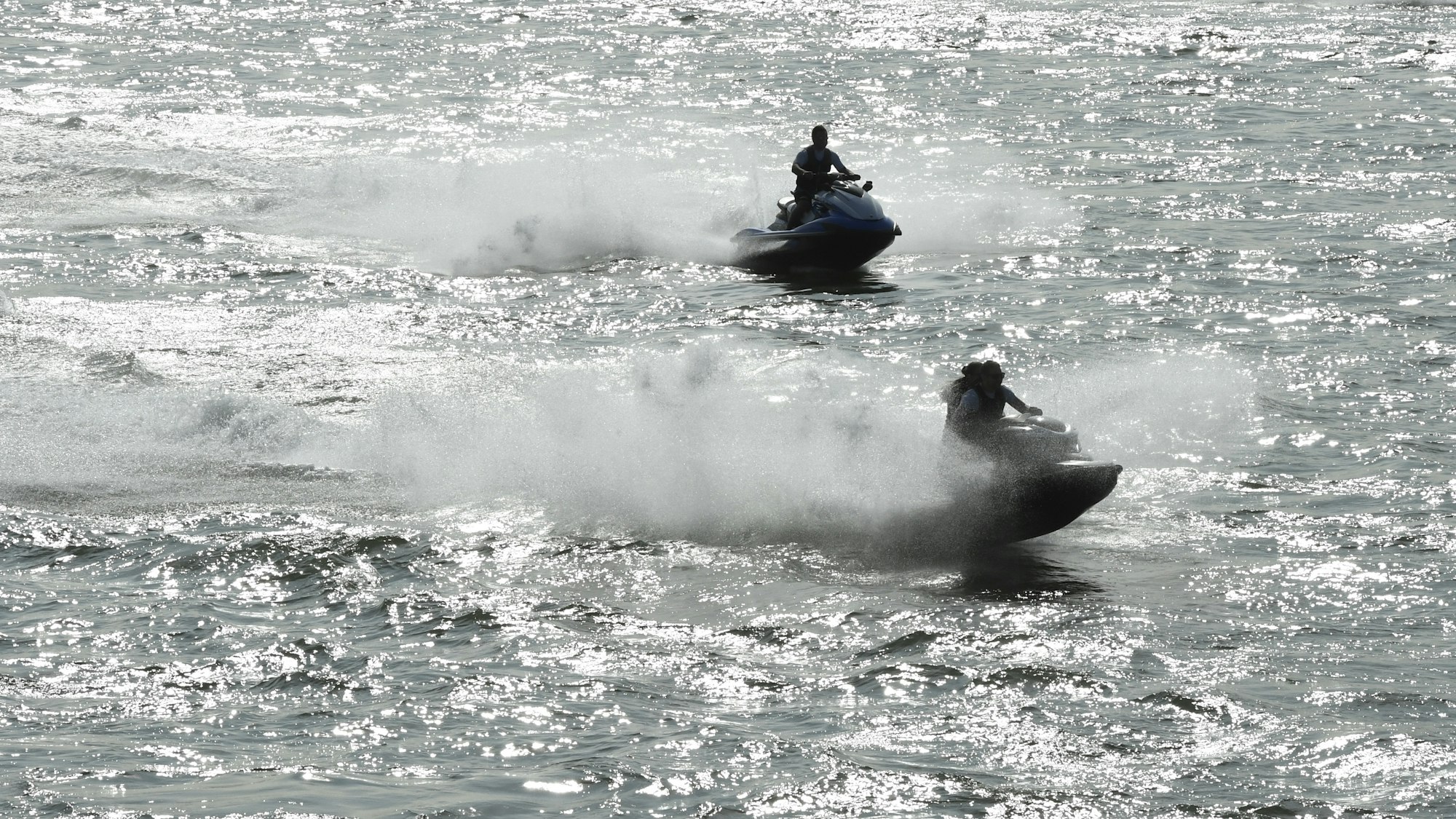 Ein Jetski-Fahrer ist in der Ostsee ertrunken. Unser Symbolfoto (20. September 2020) zeigt zwei Jetski-Fahrer auf dem Rhein.