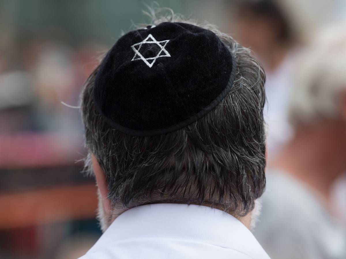 Ein Mann mit einer Kippa steht anlässlich der Veranstaltung "Gastmahl für alle" auf dem Neumarkt. Ausgerechnet Hass und Extremismus lösen in Deutschland oft eine Beschäftigung mit jüdischem Leben aus.