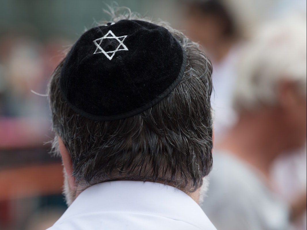Ein Mann mit einer Kippa steht anlässlich der Veranstaltung "Gastmahl für alle" auf dem Neumarkt. Ausgerechnet Hass und Extremismus lösen in Deutschland oft eine Beschäftigung mit jüdischem Leben aus.