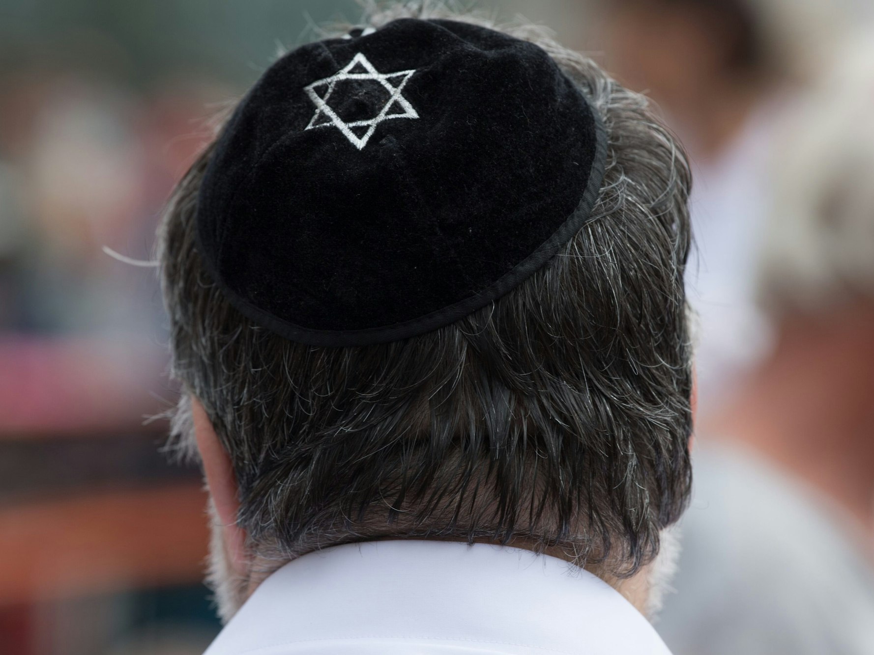 Ein Mann mit einer Kippa steht anlässlich der Veranstaltung "Gastmahl für alle" auf dem Neumarkt. Ausgerechnet Hass und Extremismus lösen in Deutschland oft eine Beschäftigung mit jüdischem Leben aus.