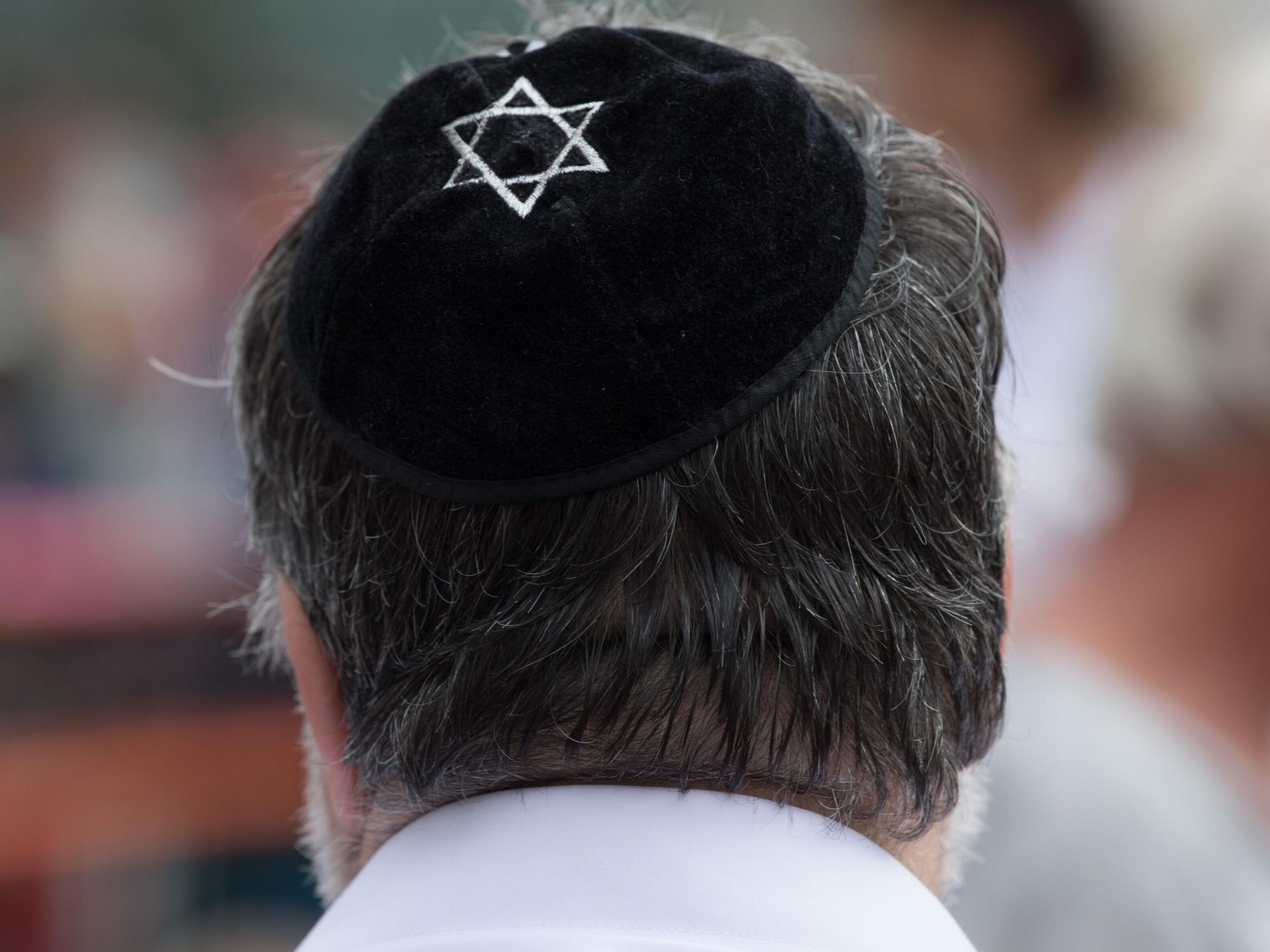 Ein Mann mit einer Kippa steht anlässlich der Veranstaltung "Gastmahl für alle" auf dem Neumarkt. Ausgerechnet Hass und Extremismus lösen in Deutschland oft eine Beschäftigung mit jüdischem Leben aus.
