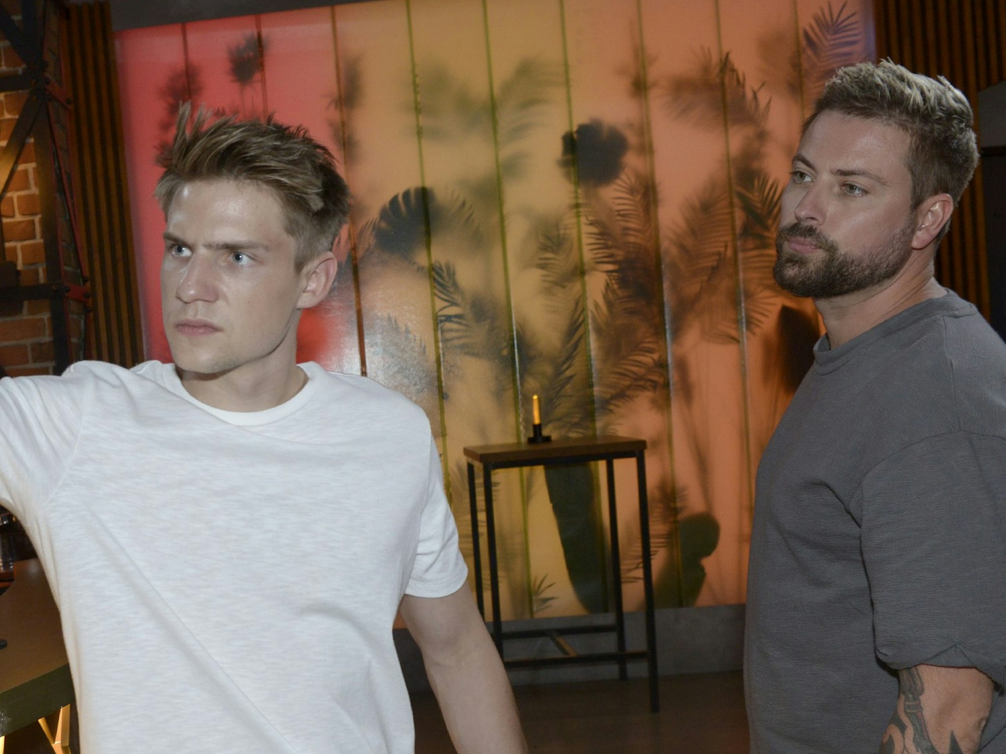 Moritz (Lennart Borchert, l.) und John (Felix von Jascheroff) stehen mit ernsten Gesichtern nebeneinander.