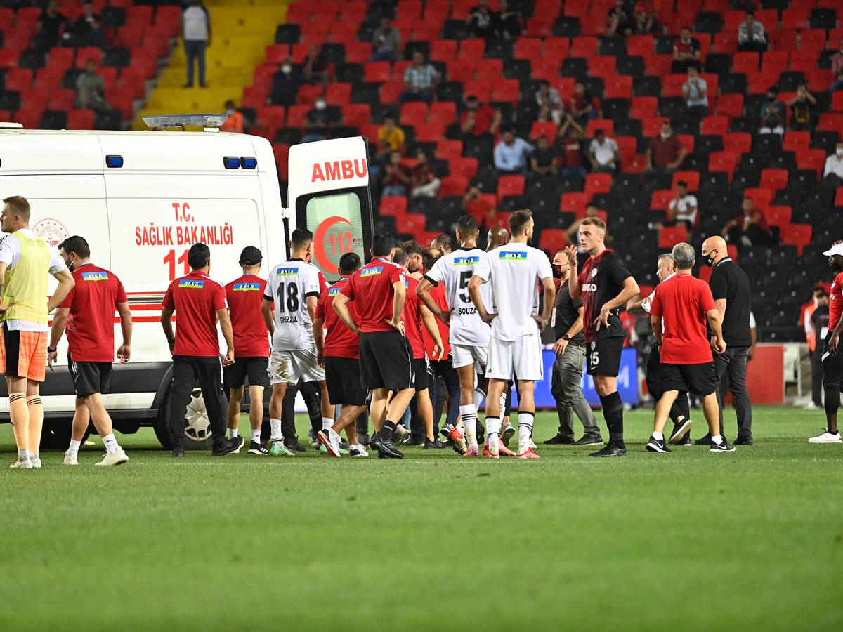 Fabrice N'Sakala von Besiktas Istanbul wird per Rettungswagen abtransportiert.