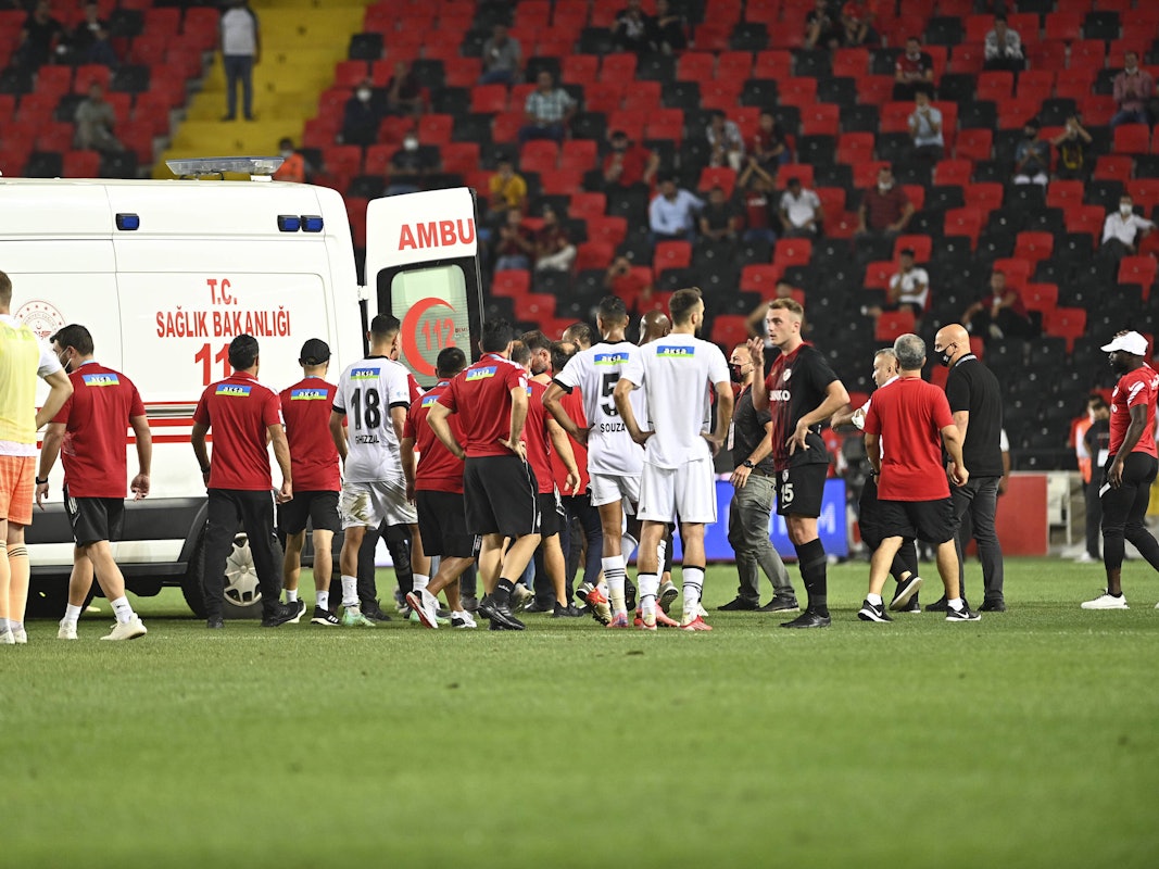 Fabrice N'Sakala von Besiktas Istanbul wird per Rettungswagen abtransportiert.