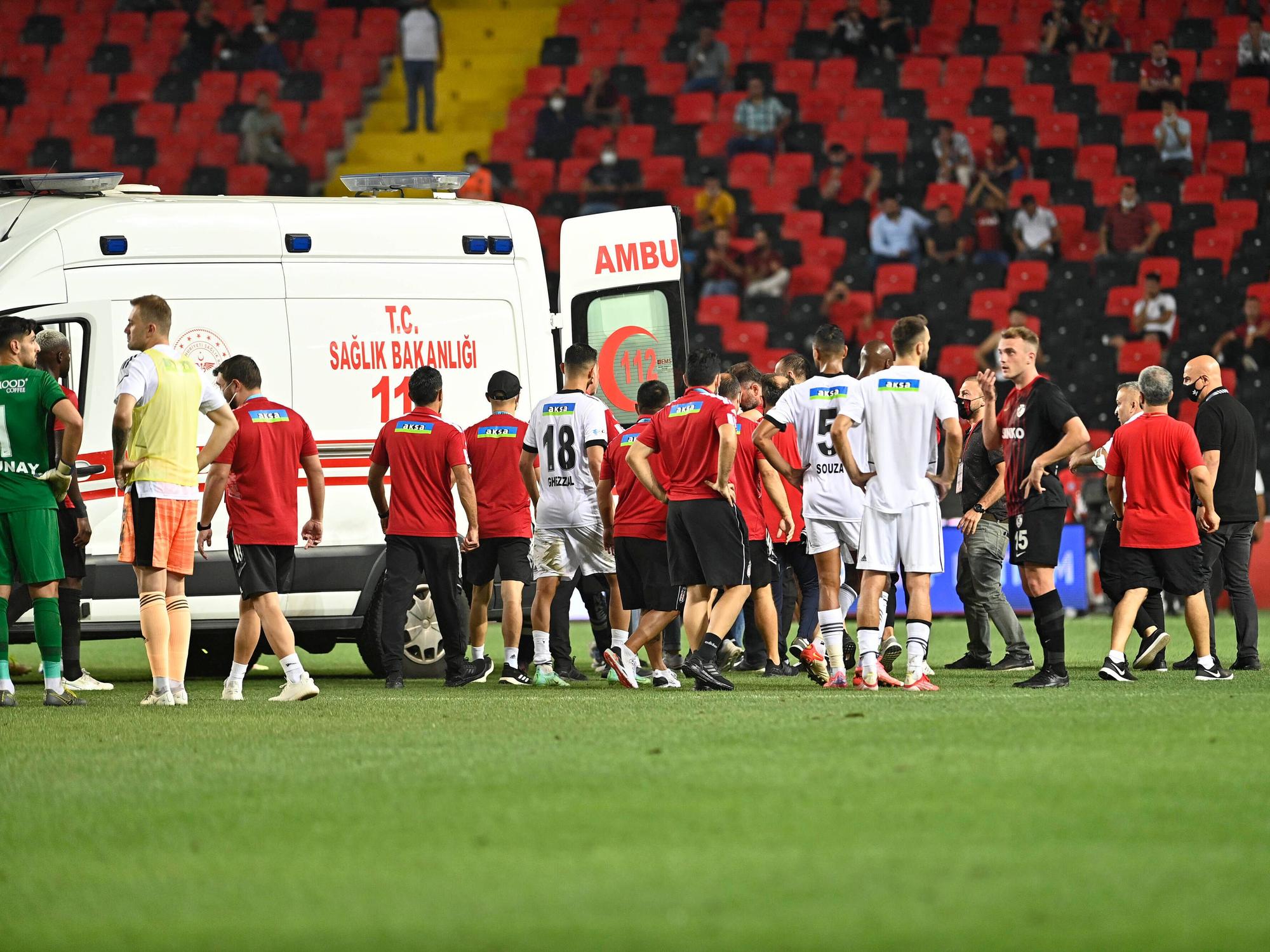 Fabrice N'Sakala von Besiktas Istanbul wird per Rettungswagen abtransportiert.