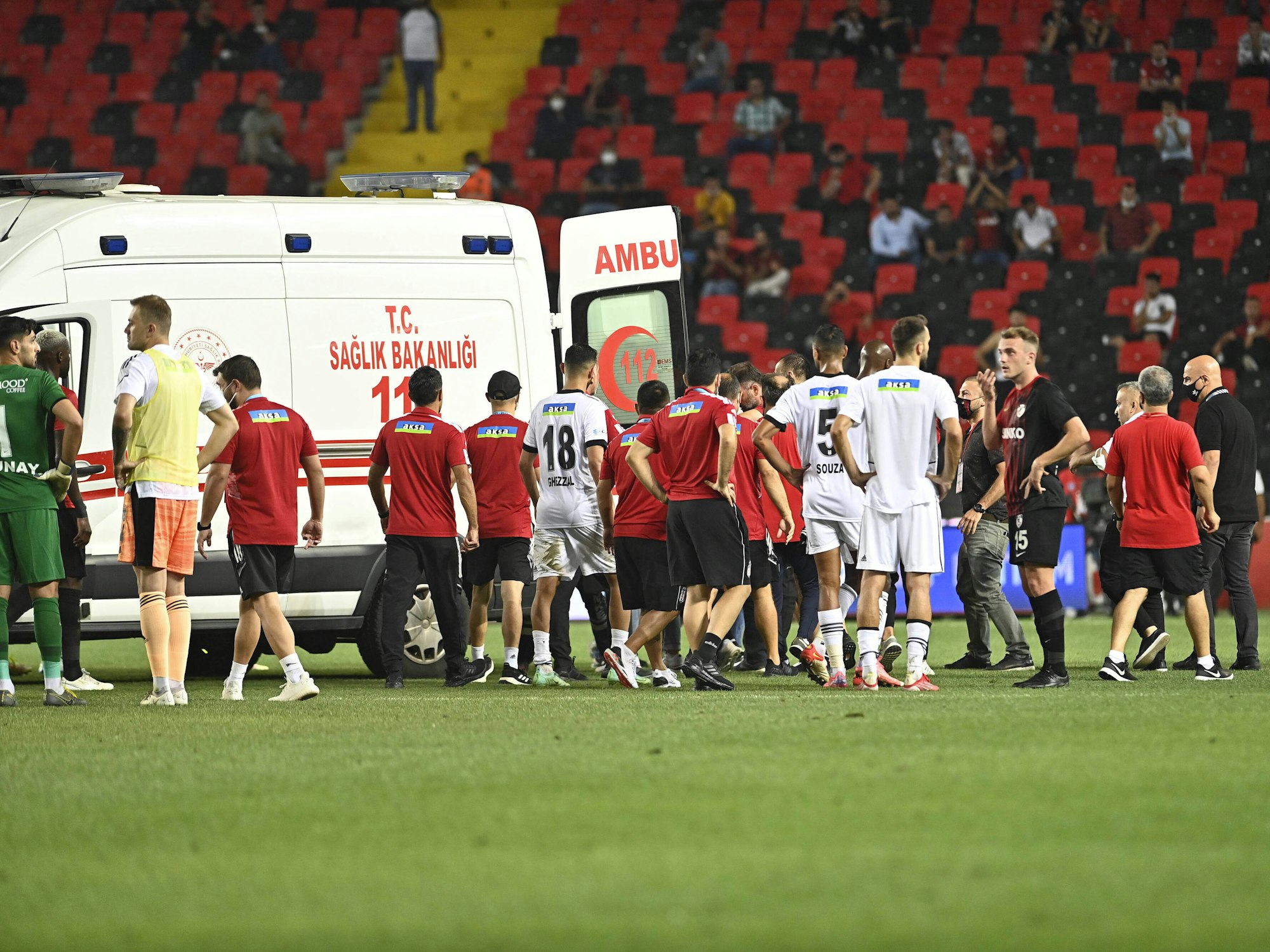 Fabrice N'Sakala von Besiktas Istanbul wird per Rettungswagen abtransportiert.