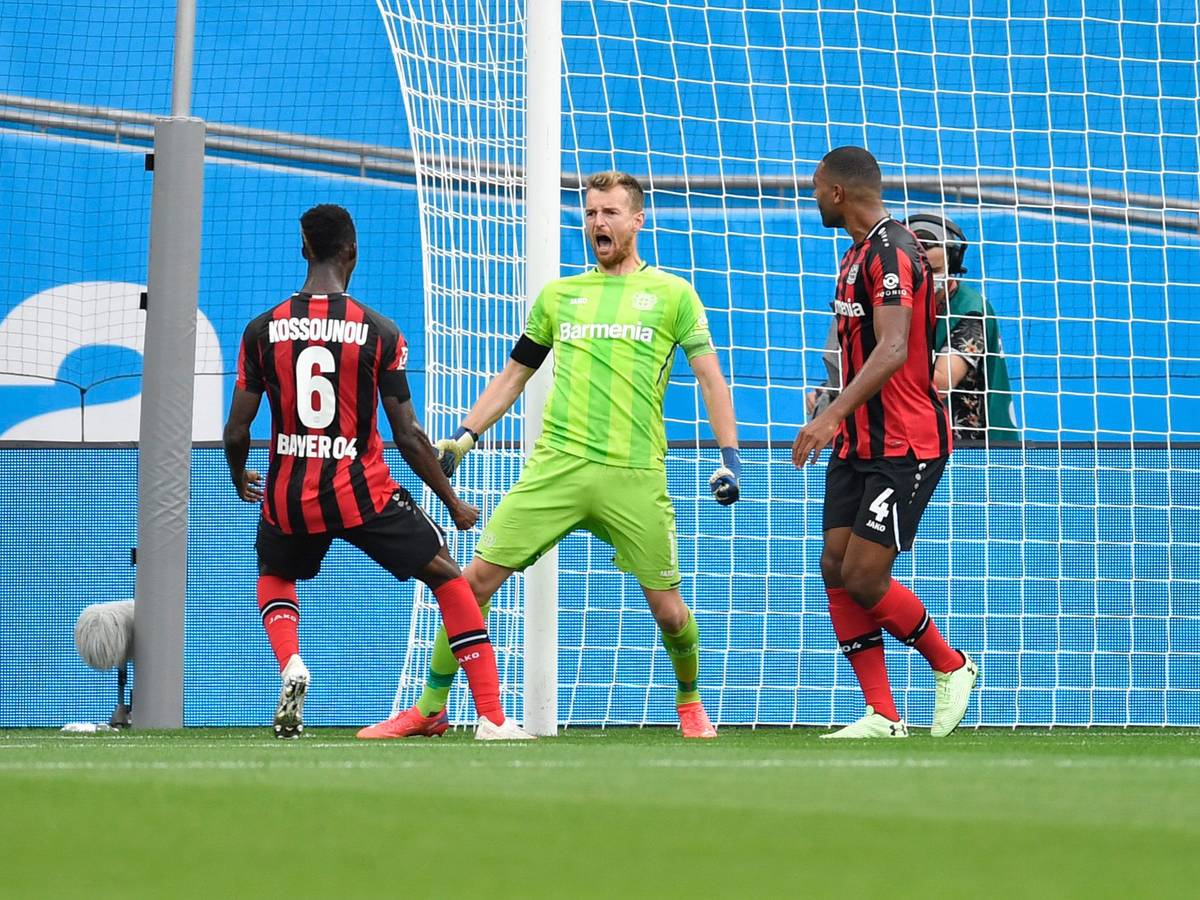 Lukas Hradecky mit seinen Teamkollegen Jonathan Tah und Odilon Kossounou.