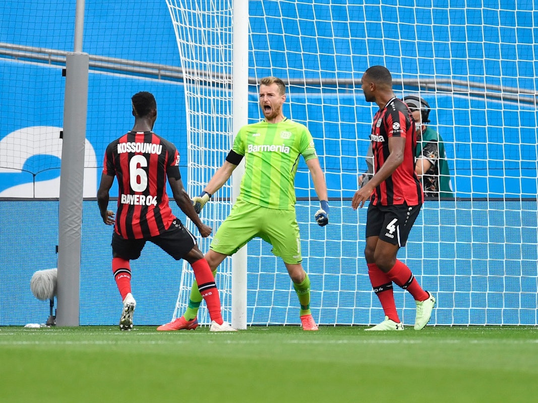 Lukas Hradecky mit seinen Teamkollegen Jonathan Tah und Odilon Kossounou.