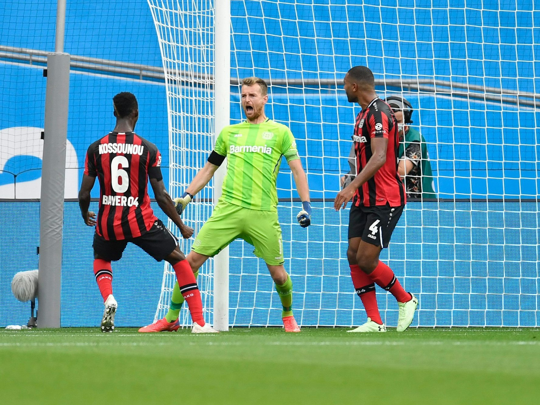 Lukas Hradecky mit seinen Teamkollegen Jonathan Tah und Odilon Kossounou.