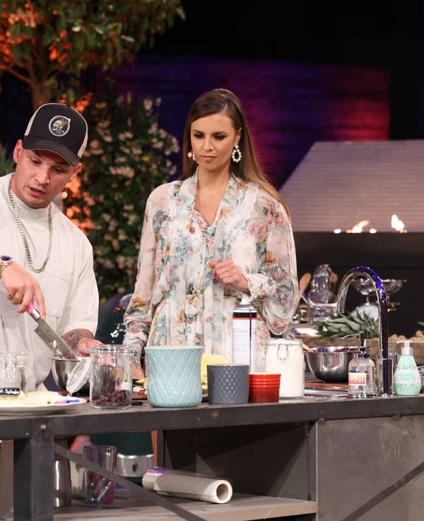 Pietro Lombardi versucht sein Glück bei „Grill den Henssler“ (neben ihm steht Moderatorin Laura Wontorra): Der Musiker wirkte sehr zurückhaltend – und versemmelte sein Gericht völlig.