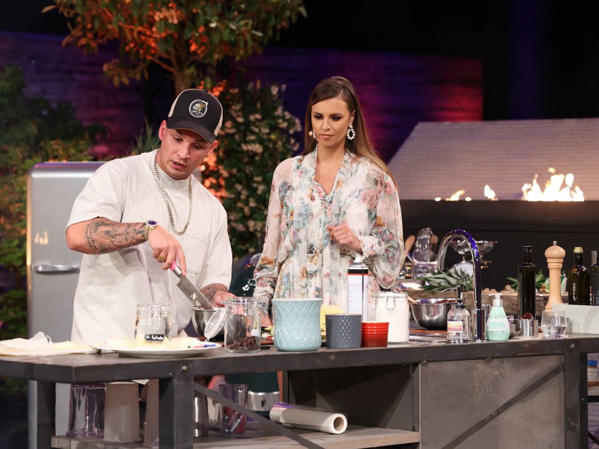 Pietro Lombardi versucht sein Glück bei „Grill den Henssler“ (neben ihm steht Moderatorin Laura Wontorra): Der Musiker wirkte sehr zurückhaltend – und versemmelte sein Gericht völlig.