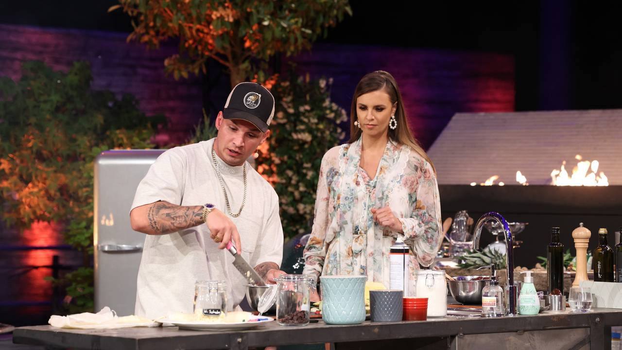 Pietro Lombardi versucht sein Glück bei „Grill den Henssler“ (neben ihm steht Moderatorin Laura Wontorra): Der Musiker wirkte sehr zurückhaltend – und versemmelte sein Gericht völlig.