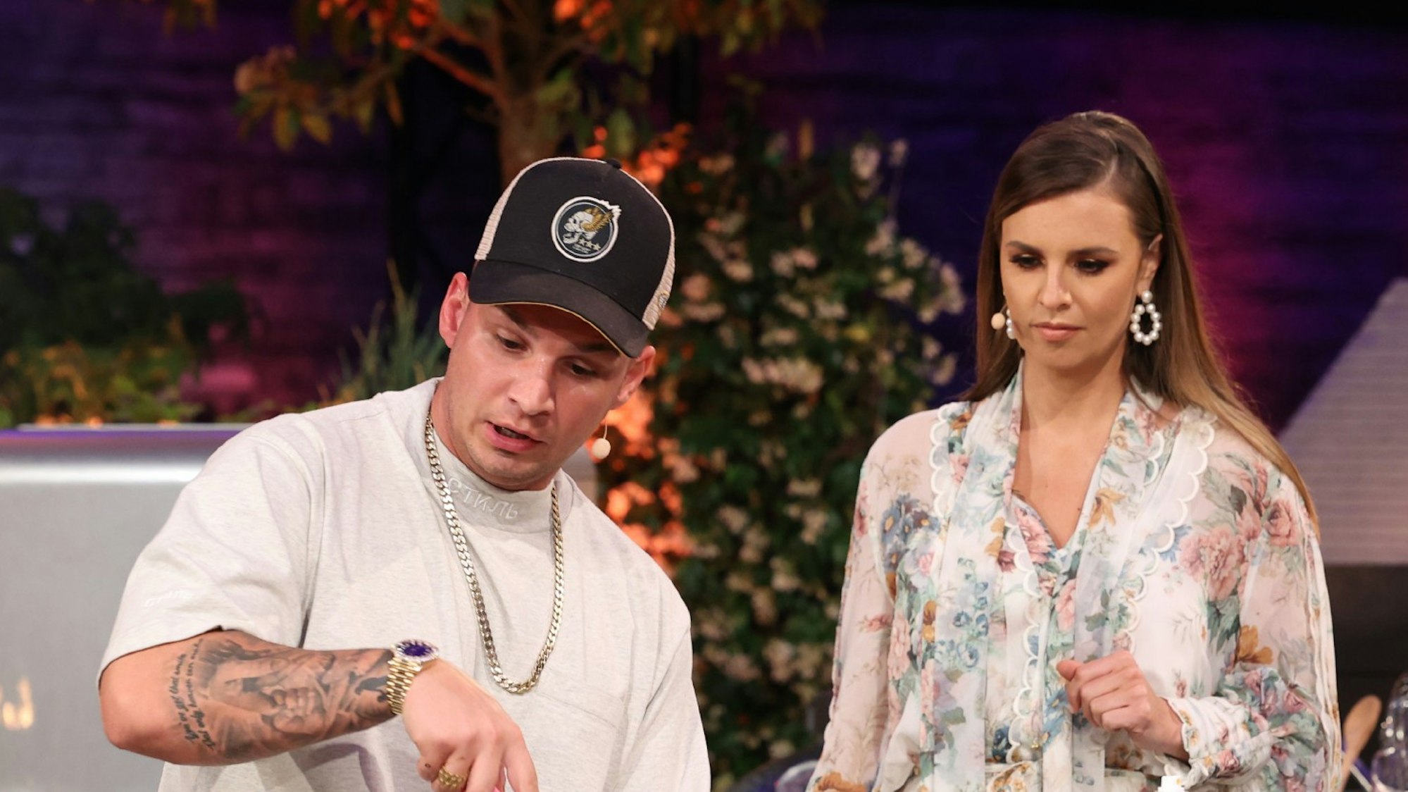 Pietro Lombardi versucht sein Glück bei „Grill den Henssler“ (neben ihm steht Moderatorin Laura Wontorra): Der Musiker wirkte sehr zurückhaltend – und versemmelte sein Gericht völlig.