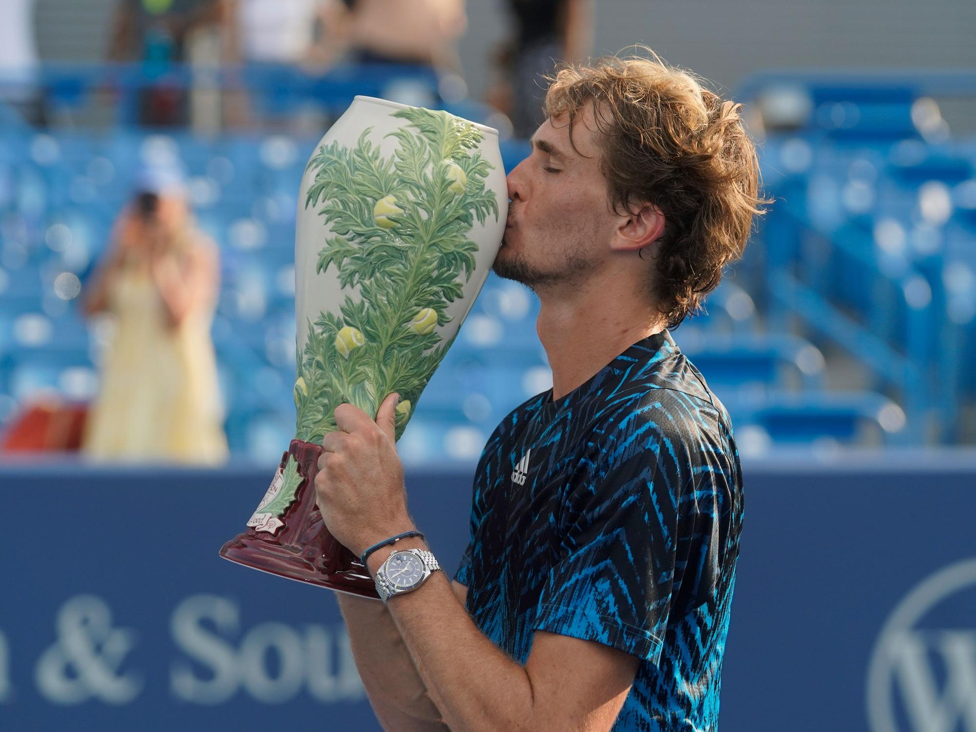 Alexander Zverev küsst den Rookwood Cup nach seinem Sieg.