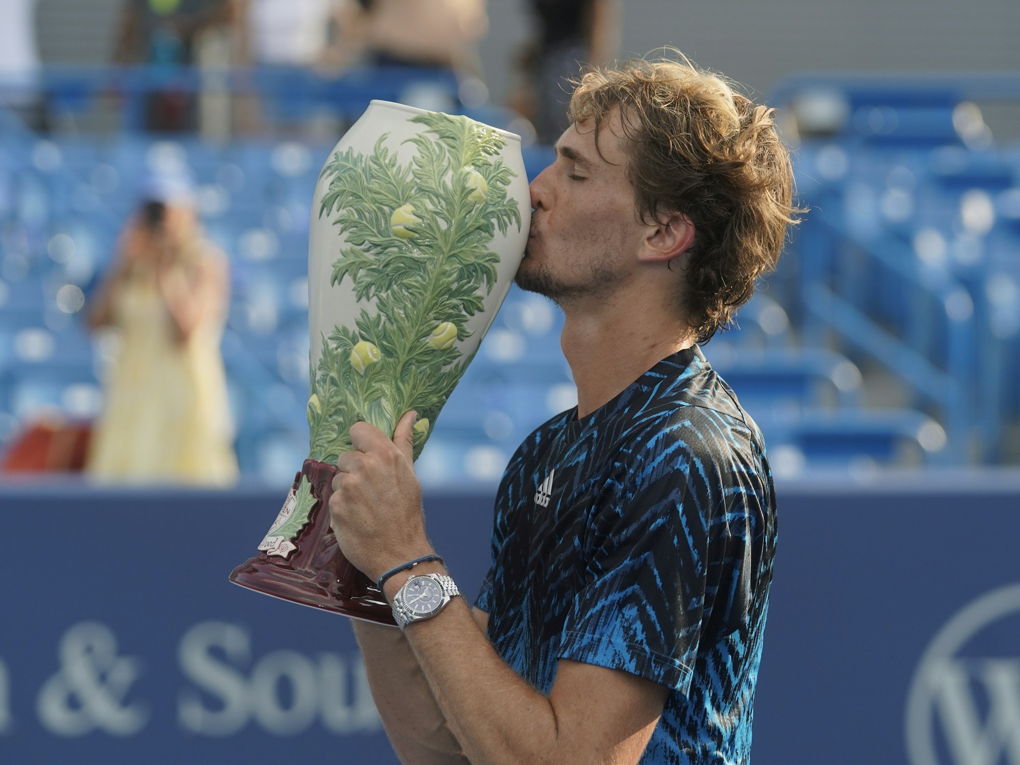 Alexander Zverev küsst den Rookwood Cup nach seinem Sieg.