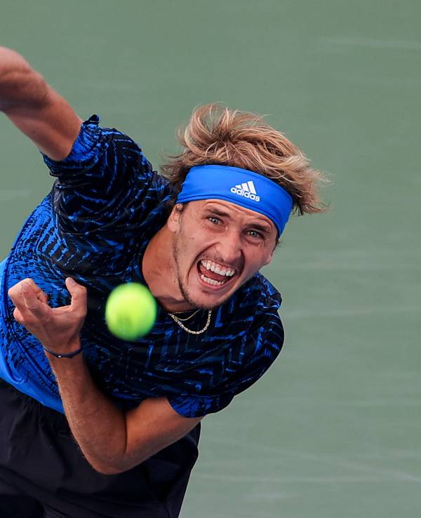 Alexander Zverev schlägt auf.