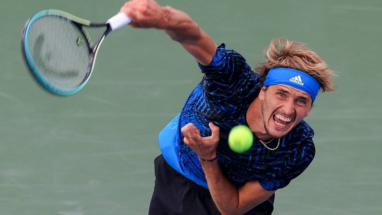 Alexander Zverev schlägt auf.