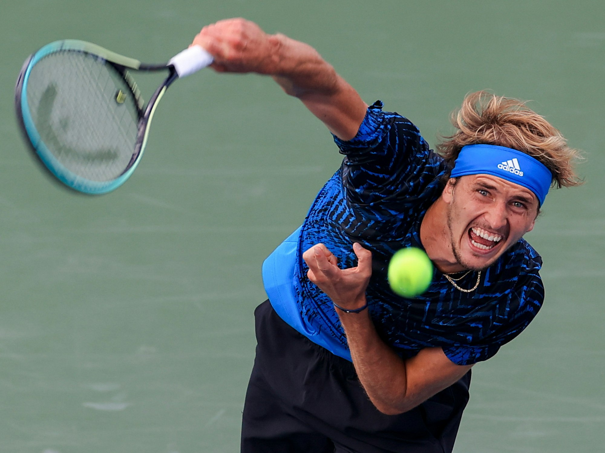 Alexander Zverev schlägt auf.