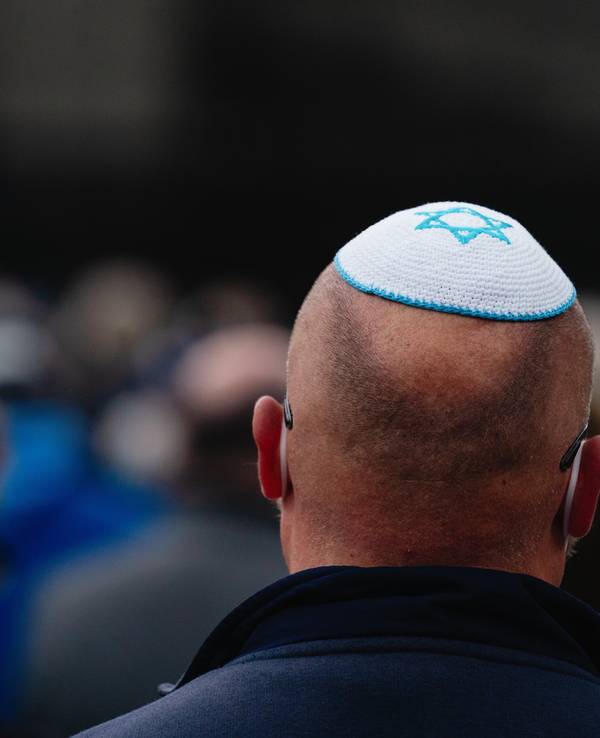 Ein Teilnehmer der Kundgebung "Nein zu Judenhass" trägt eine Kippa.