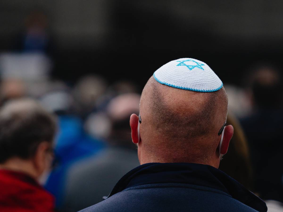 Ein Teilnehmer der Kundgebung "Nein zu Judenhass" trägt eine Kippa.