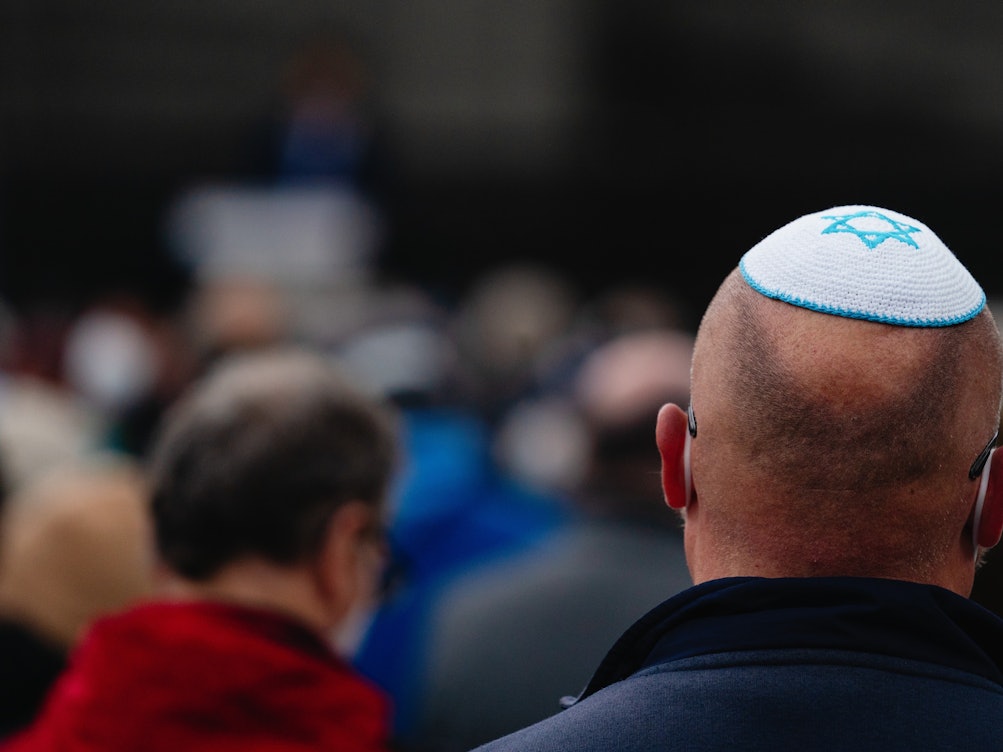 Ein Teilnehmer der Kundgebung "Nein zu Judenhass" trägt eine Kippa.