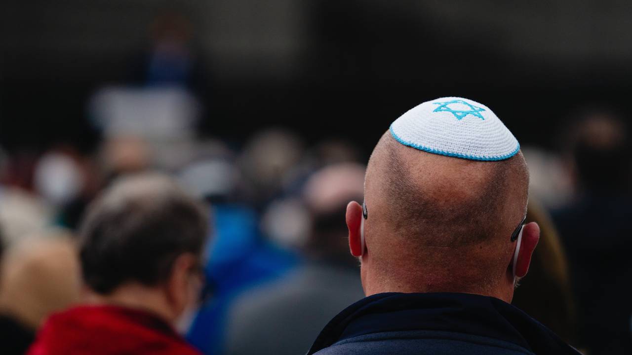 Ein Teilnehmer der Kundgebung "Nein zu Judenhass" trägt eine Kippa.