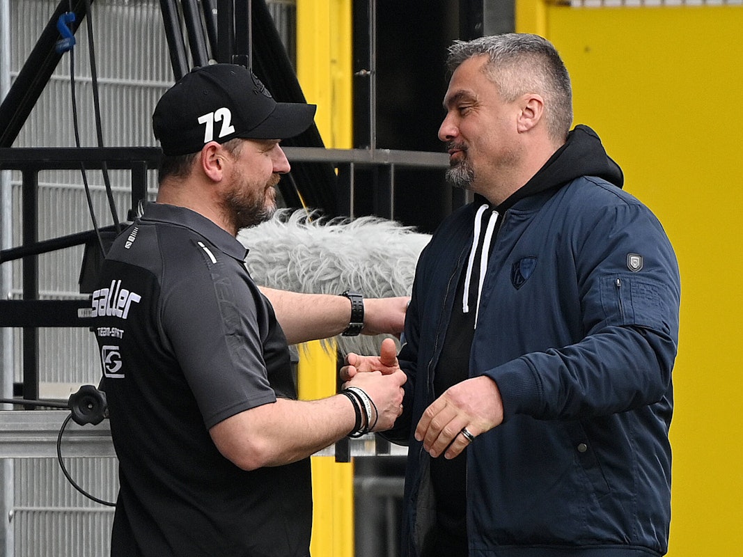 Steffen Baumgart als Paderborn-Trainer und Trainer Thomas Reis klatschen sich ab.