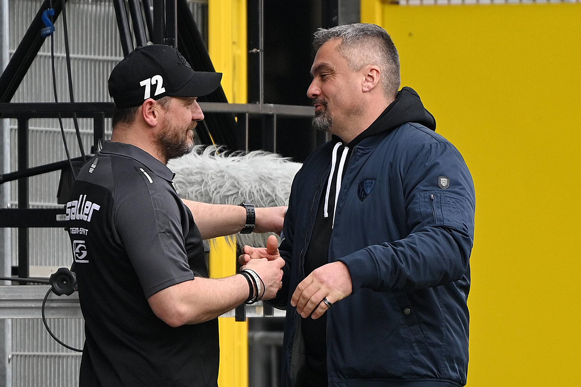 Steffen Baumgart als Paderborn-Trainer und Trainer Thomas Reis klatschen sich ab.