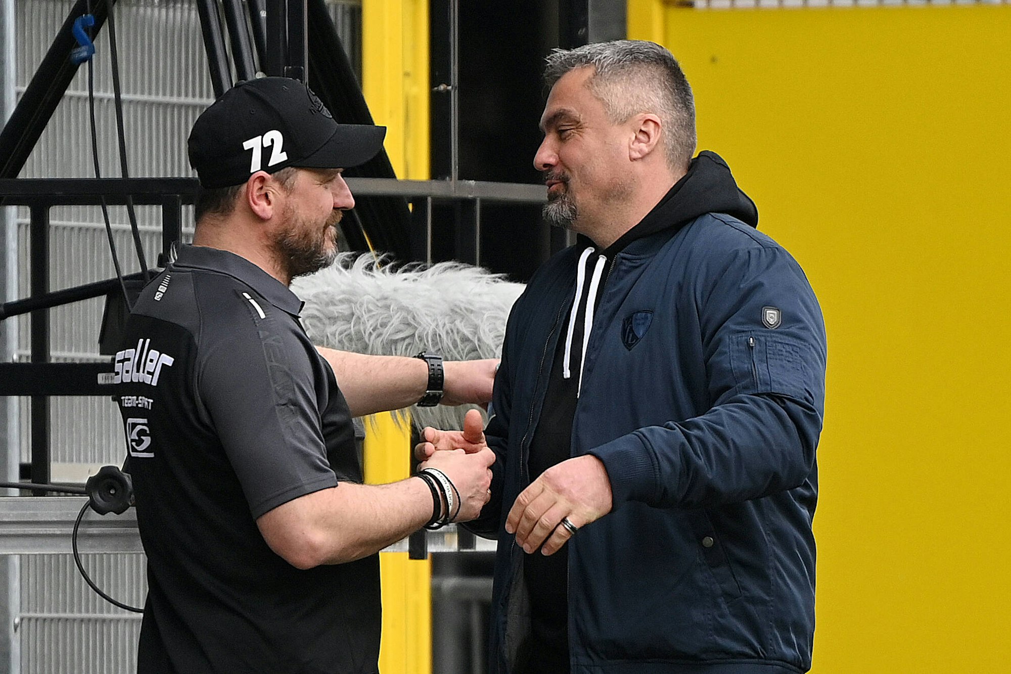 Steffen Baumgart als Paderborn-Trainer und Trainer Thomas Reis klatschen sich ab.