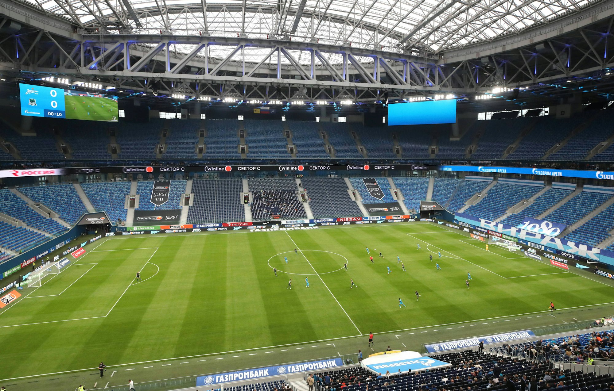 Das Stadion von Zenit St. Petersburg aus der Innenansicht mit nur wenigen Zuschauern auf der Tribüne.