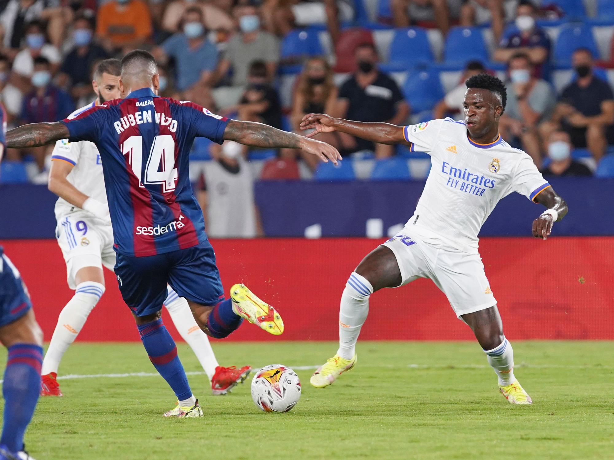 Ruben Vezo von Levante wird von Vinicius Junior von Real Madrid angegriffen.