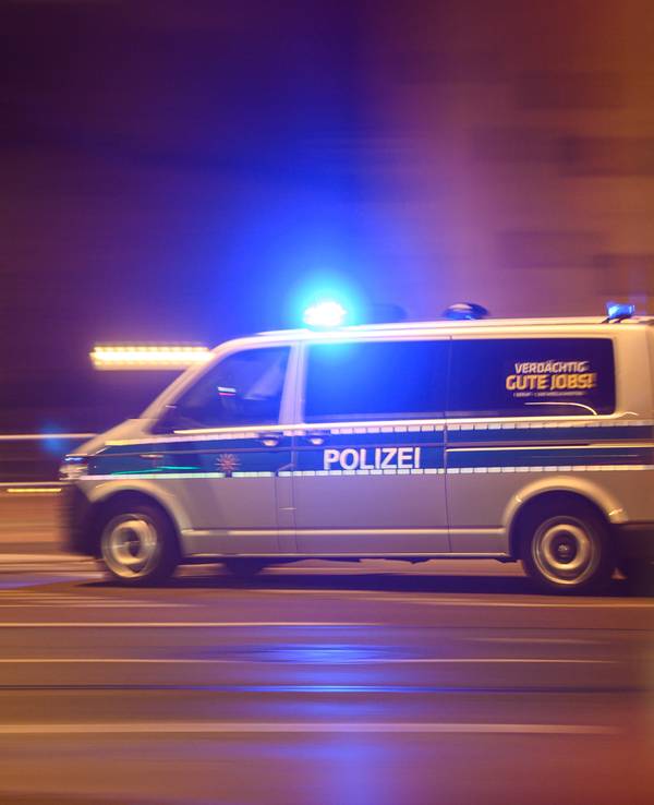 Ein Polizeiwagen mit Blaulicht fährt zu einem Einsatz.