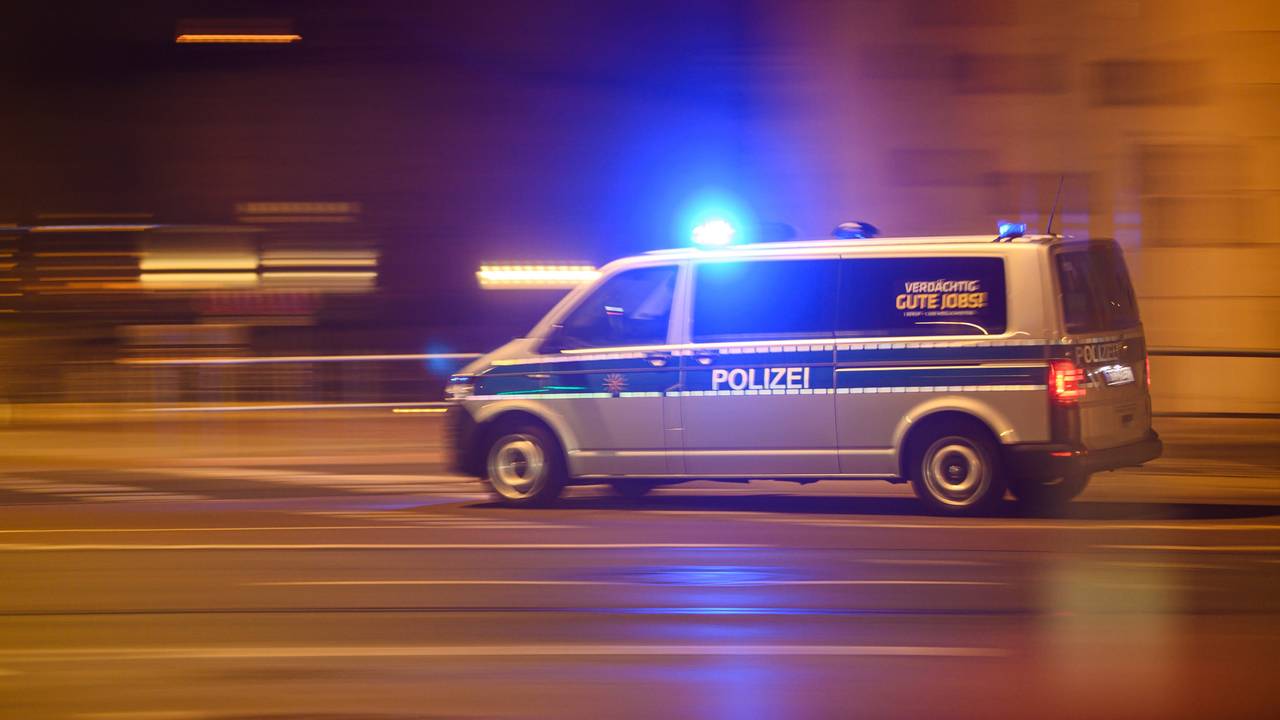 Ein Polizeiwagen mit Blaulicht fährt zu einem Einsatz.