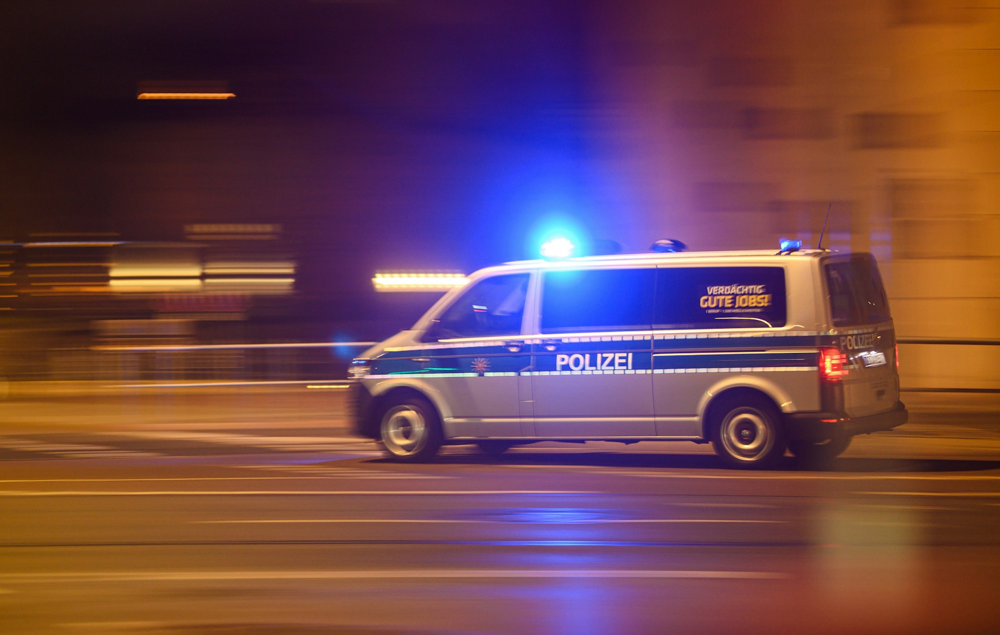 Ein Polizeiwagen mit Blaulicht fährt zu einem Einsatz.