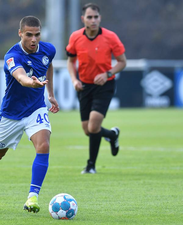 Schalkes Can Bozdogan am Ball bei einem Testspiel in der Sommervorbereitung.