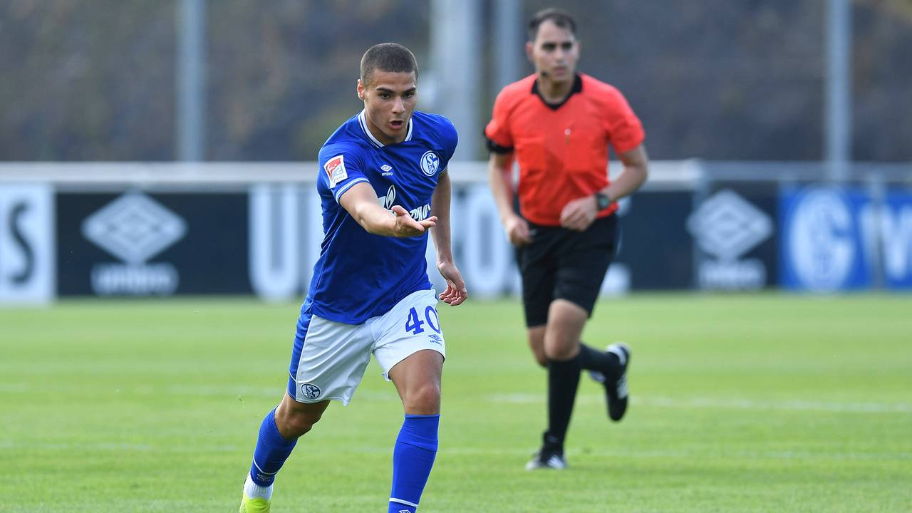 Schalkes Can Bozdogan am Ball bei einem Testspiel in der Sommervorbereitung.