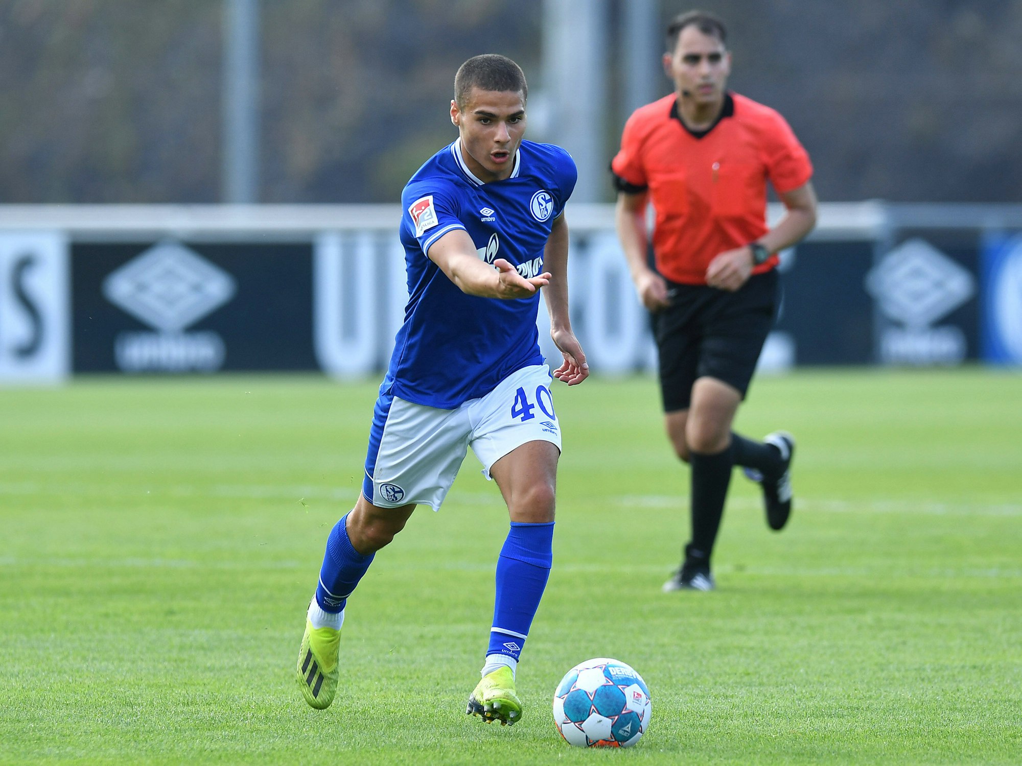 Schalkes Can Bozdogan am Ball bei einem Testspiel in der Sommervorbereitung.